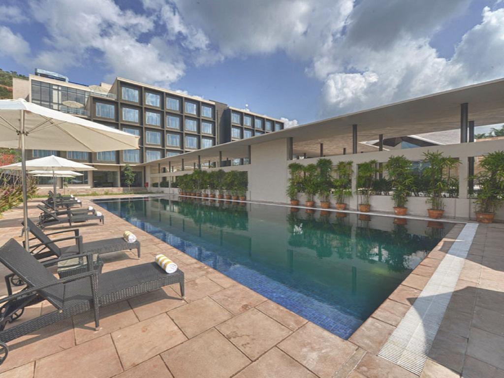 Marasa Sarovar Premiere Tirupati Exterior foto The swimming pool at the hotel